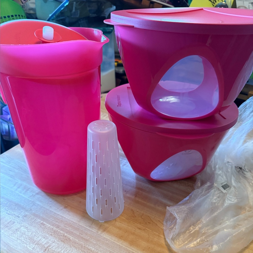 Tupperware Outdoor Dining Impression Bowls and pitcher set